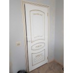 Входная металлическая дверь в квартиру Веста с панелью Смальта 05 белая эмаль патина золото